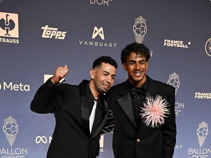 منير نصراوي مع لامين يامال خلال حفل توزيع جوائز "الكرة الذهبية" في لندن - 26 أكتوبر 2026 - instagram.com