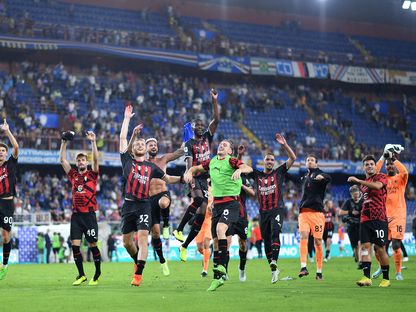 فرحة لاعبي ميلان مع المشجعين بعد الفوز على سامبدوريا - 10 سبتمبر 2022 - REUTERS