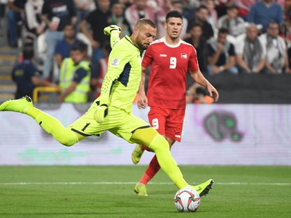 حارس مرمى منتخب الأردن السابق عامر شفيع يحاول تسديد الكرة خلال مباراة منتخبه ضد فلسطين في كأس آسيا، 15 يناير 2019 - AFP