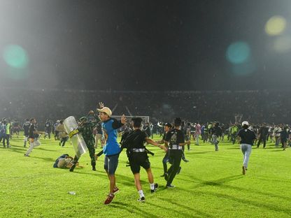 الجمهور يقتحم الملعب أثناء أعمال الشغب في استاد كانجوروهان بإندونيسيا، 2 أكتوبر 2022. - REUTERS