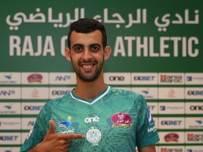 يوسف بلعمري عند توقيعه في كشوفات الرجاء الرياضي - 2 يوليو 2023 - twitter/RCAofficiel