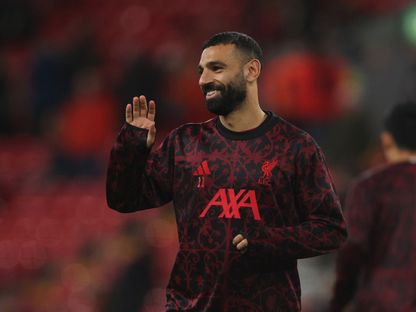 محمد صلاح أثناء الإحماء قبل مباراة بين ليفربول وأستون فيلا - 1 نوفمبر 2025 - REUTERS