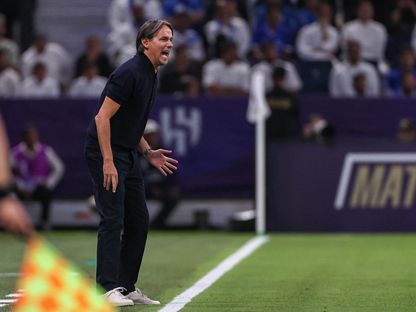 تفاعل سيموني إنزاغي مدرب الهلال مع مجريات مباراة الدحيل في دوري أبطال آسيا للنخبة - 16 سبتمبر 2025 - X/@aawsat_spt