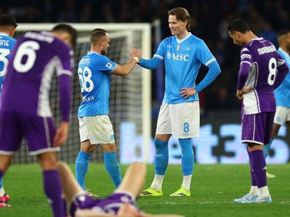 ستانيسلاف لوبوتكا يصافح سكوت مكتوميناي خلال فوز نابولي على فيورنتينا بالدوري الإنجليزي - 31 يناير 2026 - Reuters