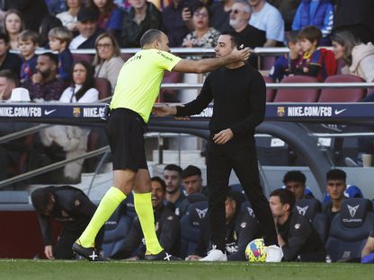 حديث بين تشافي هيرنانديز مدرب برشلونة وماثيو لاهوز حكم مباراة الديربي أمام إسبانيول - 31 ديسمبر 2022  - reuters
