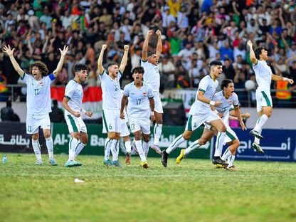 لاعبو العراق يحتفلون بعد الفوز على إيران بركلات الترجيح والتتويج بكأس غرب آسيا تحت 23 عاماً - 20 يونيو 2023 - https://www.facebook.com/iraqfa