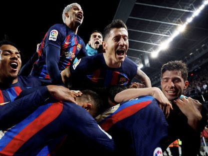 ليفاندوفسكي يحتفل مع كيسييه بهدف فوز برشلونة على ريال مدريد - Reuters
