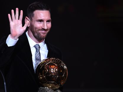 ليونيل ميسي بعد فوزه بالكرة الذهبية في عام 2019 - AFP