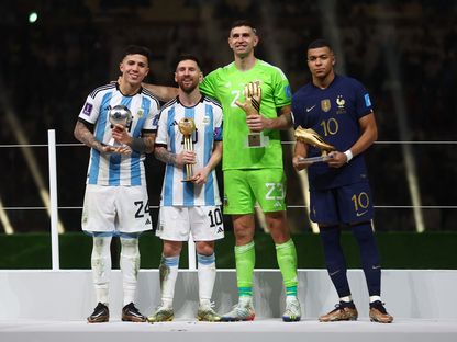 صورة تذكارية تجمع مبابي ومارتينيز وفرنانديز وميسي الذين فازوا بالجوائز الفردية في كأس العالم - 18 ديسمبر 2022 - REUTERS