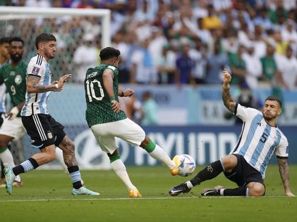 السعودي سالم الدوسري يسدد الكرة ويسجل الهدف الثاني في مرمى الأرجنتين - 22 نوفمبر 2022 - REUTERS