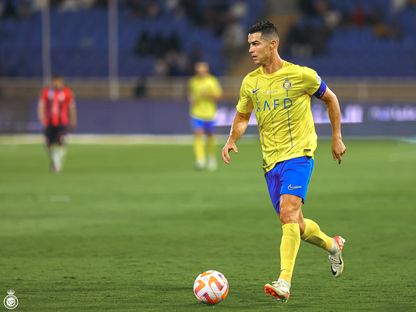 كريستيانو رونالدو  يركض خلف الكرة خلال مواجهة النصر والرائد في الدوري السعودي - 16 سبتمبر 2023 - X/@AlNassrFC
