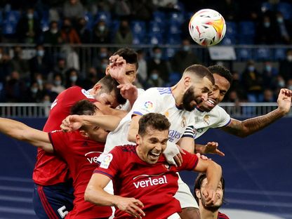 كريم بنزيما ولوكاس تورو في مباراة ريال مدريد وأوساسونا - 27 أكتوبر 2021 - Reuters