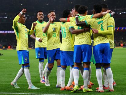 لاعبو البرازيل يحتفلون بهدف كاسيميرو أمام السنغال في مباراة ودية - 15 نوفمبر 2025 - Reuters