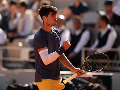 نجم التنس كارلوس ألكاراز خلال مواجهة الألماني أليكسندر زفيريف في نهائي بطولة فرنسا المفتوحة "رولان غاروس" - 9 يونيو 2024 - Reuters