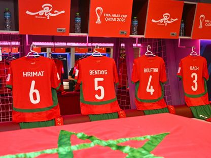 قمصان اللاعبين في غرفة تبديل ملابس منتخب المغرب قبل مواجهة سوريا في ربع نهائي كأس العرب - 11 ديسمبر 2025 - X/@EnMaroc