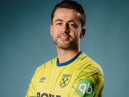 الحارس لوكاش فابيانسكي بعد توقيعه لوست هام يونايتد الإنجليزي - 10 سبتمبر 2025 - X/@WestHam