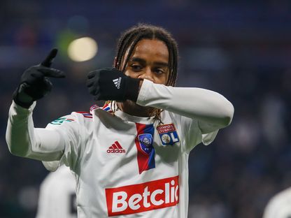 برادلي باركولا مهاجم نادي أولمبيك ليون يحتفل بتسجيل هدف في مرمى تروا بالدوري الفرنسي - 2 أبريل 2023 - Reuters 