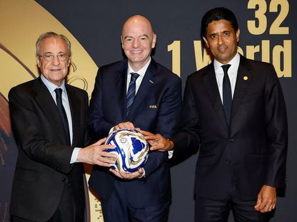 رئيس ريال مدريد فلورنتينو بيريز خلال تبادل هدايا مع رئيس باريس سان جيرمان ناصر الخليفي قبل مباراة الفريقين في كأس العالم للأندية وبدا رئيس "فيفا" جياني إنفانتينو - 9 يوليو 2025 - realmadrid.com