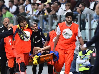 ماتيا دي تشيليو لاعب يوفنتوس يغادر الملعب على محفّة بعد إصابة خطيرة أمام ليتشي - 3 مايو 2023 - REUTERS