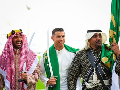 الأسطورة كريستيانو رونالدو يؤدي العرضة السعودية احتفالاً ⁧‫بيوم التأسيس - 22 فبراير 2023  - Twitter/@AlNassrFC 