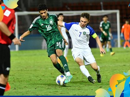سعد المطيري لاعب منتخب السعودية للناشئين في صراع على الكرة مع لعزيز بك قائد أوزبكستان - 26 يونيو 2023 - twitter/afcasiancup_ar