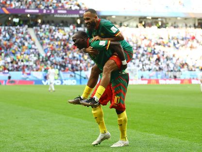 الكاميرونيان فانسان أبو بكر وبراين مبومو يحتفلان بالهدف الثالث الذي سجله إريك مكسيم تشوبو موتينغ - 28 نوفمبر 2022 - REUTERS