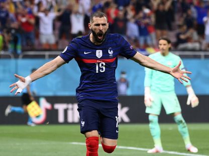 كريم بنزيما محتفلاً بتسجيله هدفاً ضد سويسرا في كأس أمم أوروبا 2020 ببوخارست - 28 يونيو 2021  - Reuters 