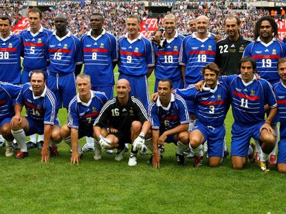 اللاعبون الفرنسيون الفائزون بكأس العالم 1998 قبل مباراة استعراضية إحياءً للذكرى العاشرة لإحراز اللقب - 12 يوليو 2008 - Reuters