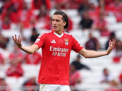 ألفارو كاريراس لاعب بنفيكا خلال مباراة سبورتينغ لشبونة بقمة الدوري البرتغالي - 10 مايو 2025 - Reuters