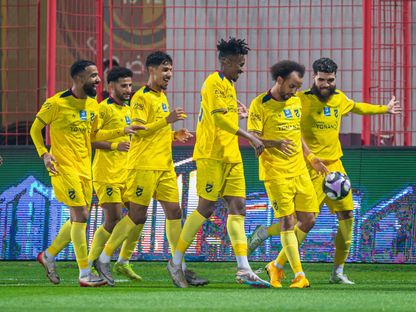 احتفال فابيو مارتينيز لاعب الحزم مع زملائه بتسجيل هدف في مرمى ضمك بدوري روشن السعودي - 28 أغسطس 2025 - X/@SPL