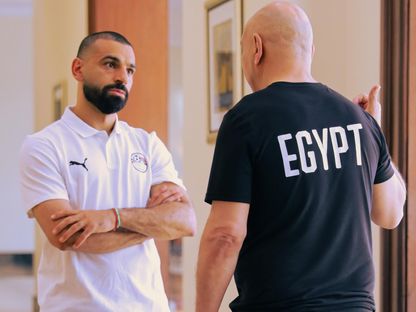 محمد صلاح خلال حديث مع مدرب منتخب مصر حسام حسن - 1 يونيو 2024 - FACEBOOK/EgyptNT