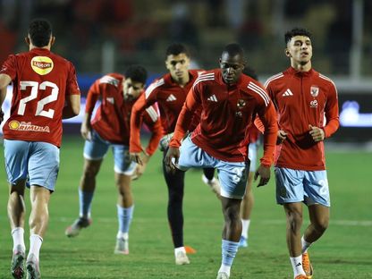 لاعبو الأهلي خلال الإحماء قبل مباراة سيراميكا كليوباترا - 7 إبريل 2026 - facebook/alahly
