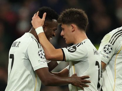 أردا غولير يحتفل مع فينيسيوس جونيور بأحد أهداف ريال مدريد أمام موناكو بدوري أبطال أوروبا - 20 يناير 2026 - Reuters