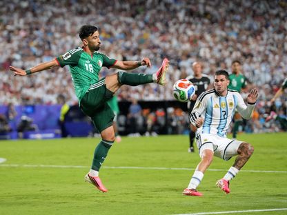 محمد الأمين عمورة ورودريغو دي بول خلال مباراة الجزائر والأرجنتين بكأس العالم - 17 يونيو 2026 - Reuters