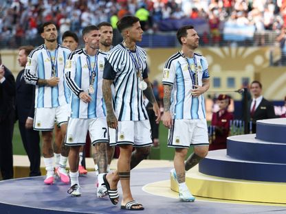 لاعبو الأرجنتين يستلمون الميدالية الفضية بعد خسارة نهائي كأس العالم أمام إسبانيا - 20 يوليو 2026 - Reuters