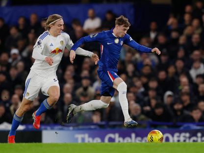 كول بالمر لاعب تشيلسي في صراع على الكرة مع أحد لاعبي ليدز في مواجهة الفريقين في الدوري الإنجليزي الممتاز - 10 فبراير 2026 - Action Images via Reuters