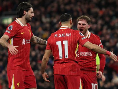 أليكسيس ماك أليستر لاعب ليفربول يحتفل بهدفه أمام نيوكاسل مع محمد صلاح ودومينيك سوبوسلاي بالدوري الإنجليزي الممتاز - 26 فبراير 2025 - Reuters