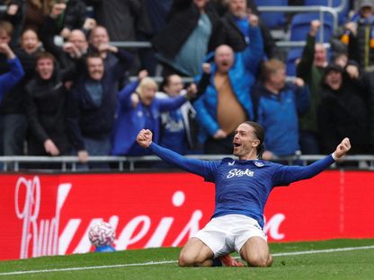 احتفال جاك غريليش لاعب إيفرتون بتسجيل هدف الفوز في مرمى كريستال بالاس بالدوري الإنجليزي الممتاز - 5 أكتوبر 2025 - Reuters