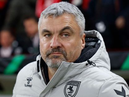 توماس ريس مدرب سامسون سبور التركي في مباراة ماينتس الألماني ببطولة دوري المؤتمر الأوروبي - 18 ديسمبر 2025 - reuters