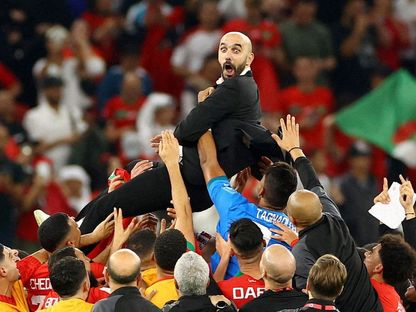 لاعبو المغرب يحتفلون مع المدرب وليد الركراكي بتأهل المغرب لنصف نهائي كأس العالم - 10 ديسمبر 2022 - reuters