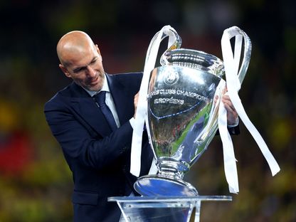 زين الدين زيدان مع كأس دوري أبطال أوروبا قبل نهائي ريال مدريد وبوروسيا دورتموند - 1 يونيو 2024 - Reuters