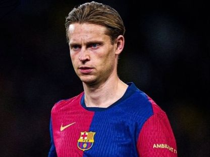 الهولندي فرينكي دي يونغ لاعب وسط برشلونة الإسباني - 26 فبراير 2025 - X/@BarcaNewsFRA