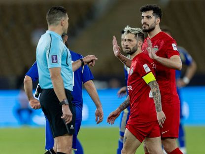 لاعبو شباب الأهلي الإماراتي يحتجون على حكم المواجهة أمام ماتشيدا زيلفيا الياباني في نصف نهائي أبطال آسيا للنخبة - 21 أبريل 2026 - X/@Shabab_AlAhliFC