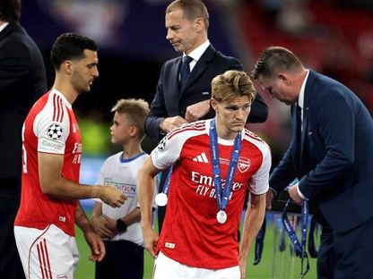 مارتن أوديغارد لاعب أرسنال يبدو حزيناً بعد استلامه ميدالية المركز الثاني في دوري أبطال أوروبا - 30 مايو 2026 - Reuters