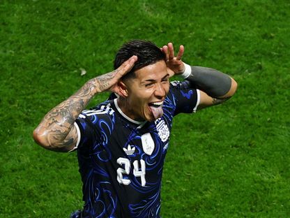 الأرجنتيني إنزو فرنانديز يحتفل بهدفه في شباك إنجلترا ضمن نصف نهائي كأس العالم - 16 يوليو 2026 - REUTERS