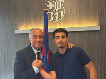 المغربي مهدي الميموني مع نائب رئيس برشلونة رافا يوستي - instagram.com