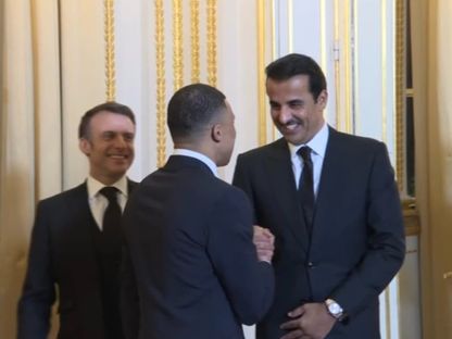 أمير قطر تميم بن حمد آل ثاني يصافح مبابي - RMC