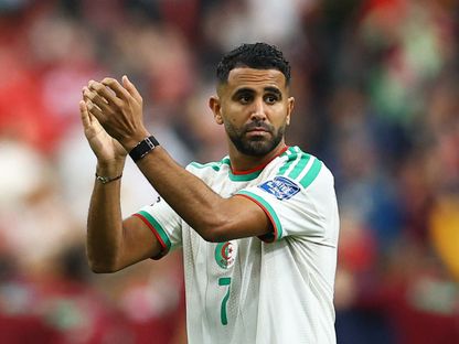 رياض محرز يحيي الجماهير عقب مباراة الجزائر وسويسرا في كأس العالم - 3 يوليو 2026 - REUTERS