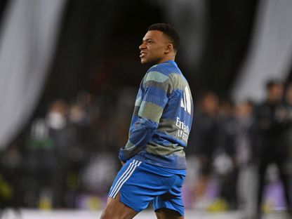 كيليان مبابي مهاجم ريال مدريد خلال الإحماء قبل لقاء فالنسيا بالدوري الإسباني- 8 فبراير 2026 - Reuters