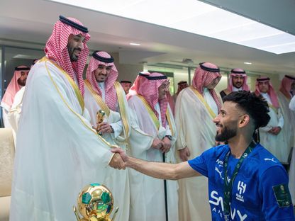 لاعب الهلال سلطان مندش مع وليّ العهد الأمير محمد بن سلمان بعد الفوز على الخلود في نهائي كأس الملك - 8 مايو 2026 - X/@spagov